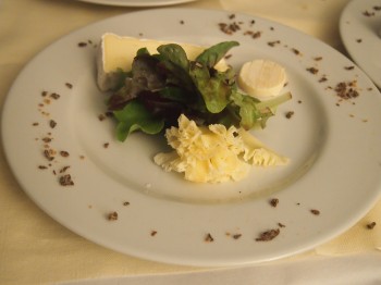 Trilogie de fromages, salade de mesclun aux fruits secs
